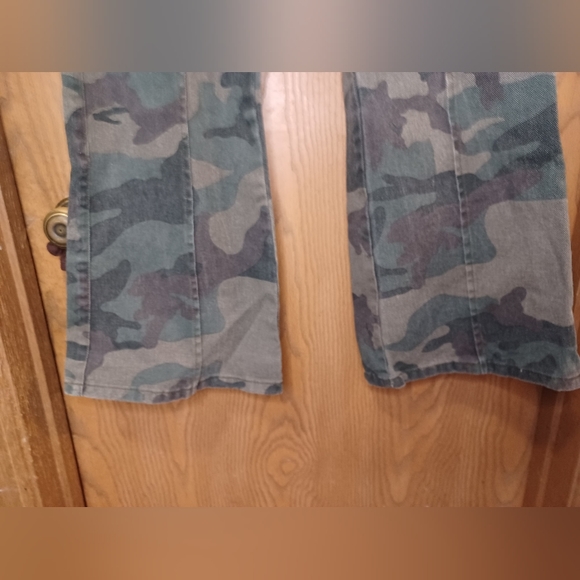 EUC green camo print bootcut leg jeans size 10 - Picture 11 of 13